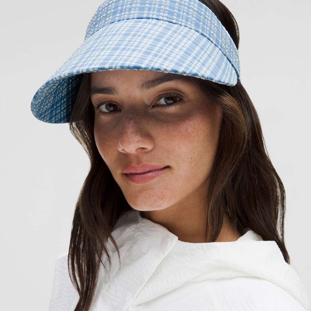 Lululemon Seersucker Removable Sweatband Visor size s/m
Hard to find 😍